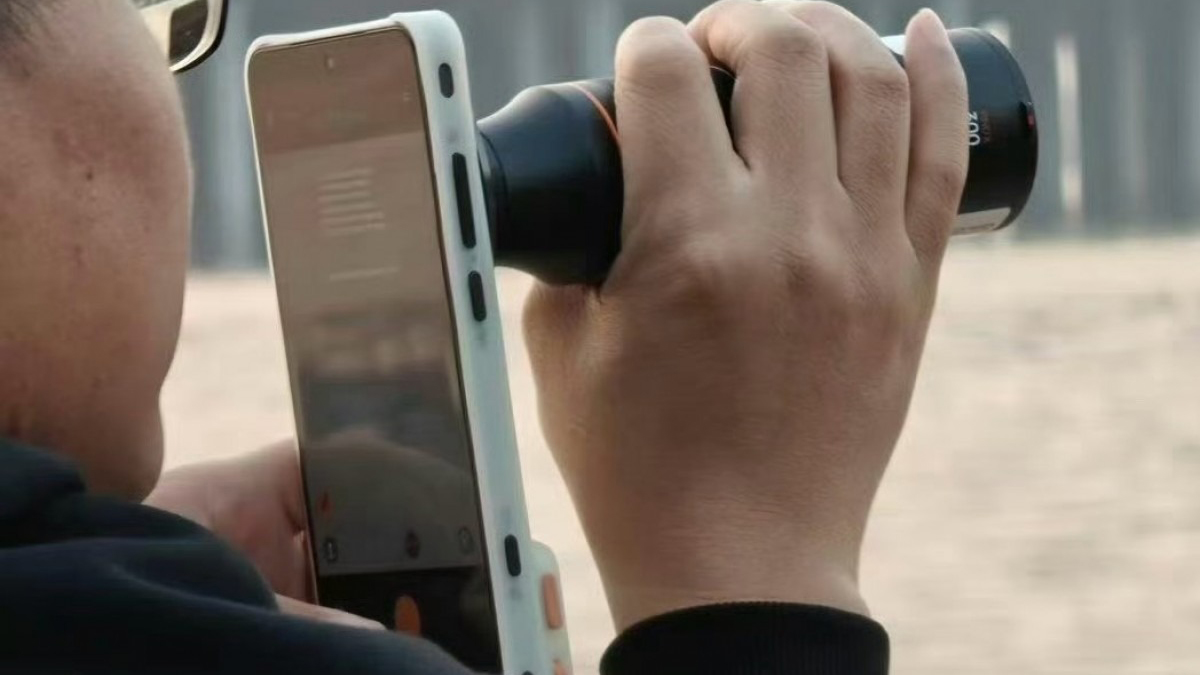 OPPO Find X9 Ultra lộ ảnh trên tay: Hỗ trợ ống kính tele rời 300mm “khủng” chưa từng có